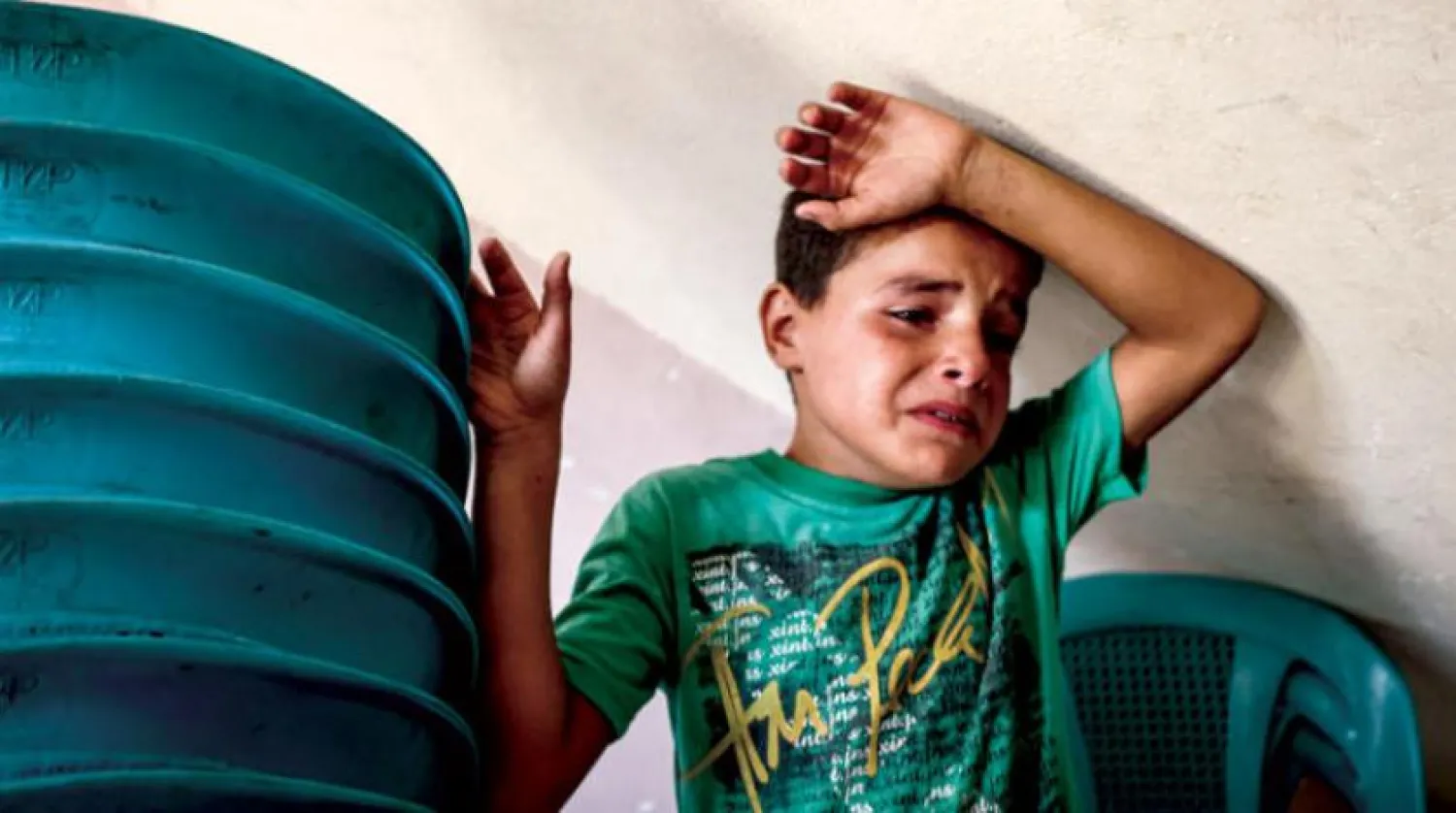 Filistinli bir çocuk, Gazze'de bir gösteri sırasında işgal güçlerinin hedefi olan arkadaşı Hassan Ebu Nayil’in (12) cenazesinde ağlıyor (AFP)