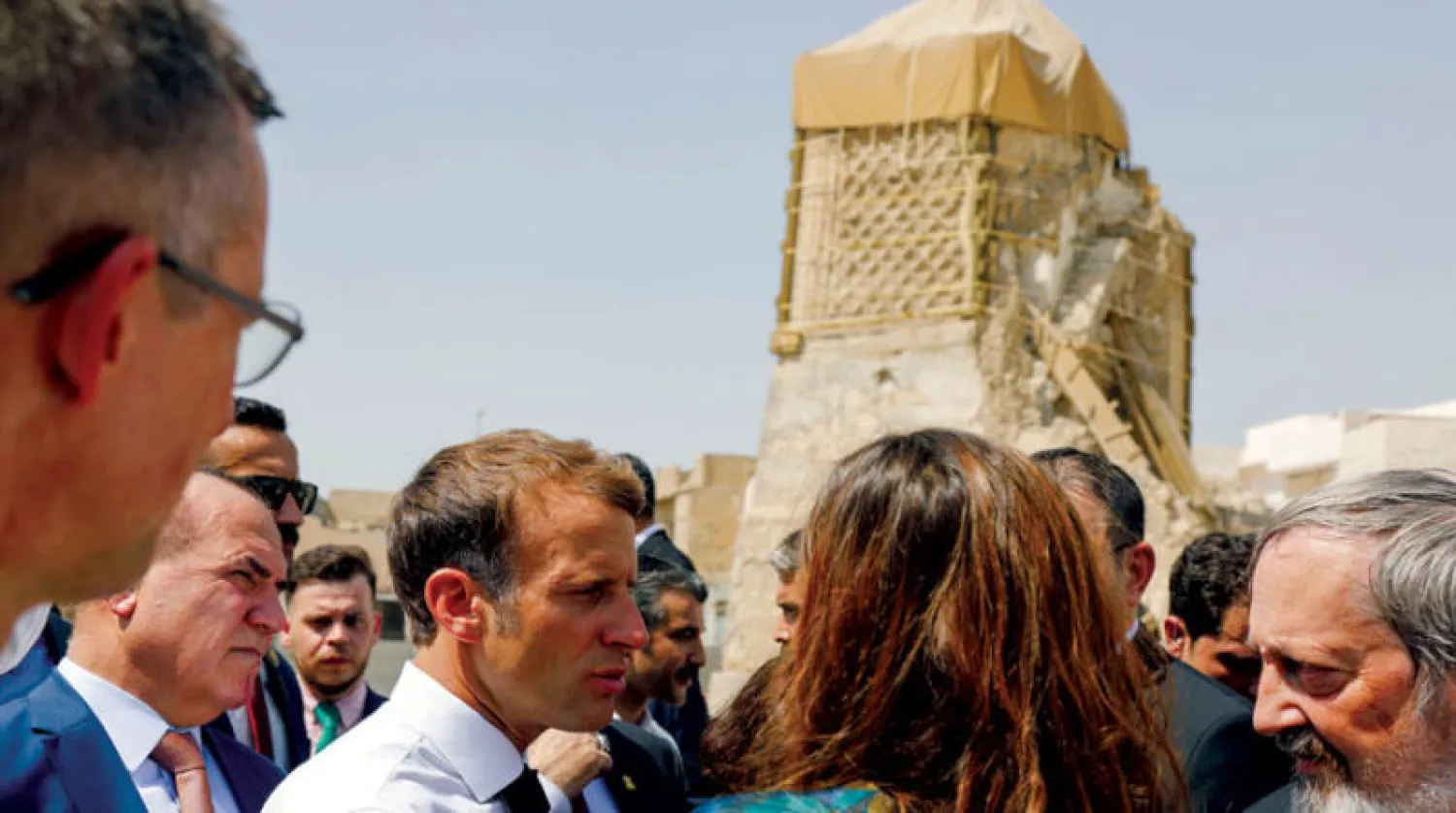 ... ويتحدث إلى اثنين من القساوسة في كنيسة الساعة (أ.ف.ب)... ورئيس إقليم كردستان نيجيرفان بارزاني يستقبله فجر أمس (رووداو) 