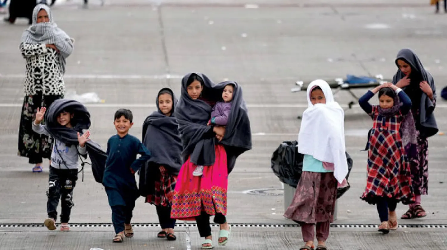 أطفال في مخيم للاجئين الأفغان أقيم في قاعدة رامشتاين الأميركية في ألمانيا أمس (أ.ب)