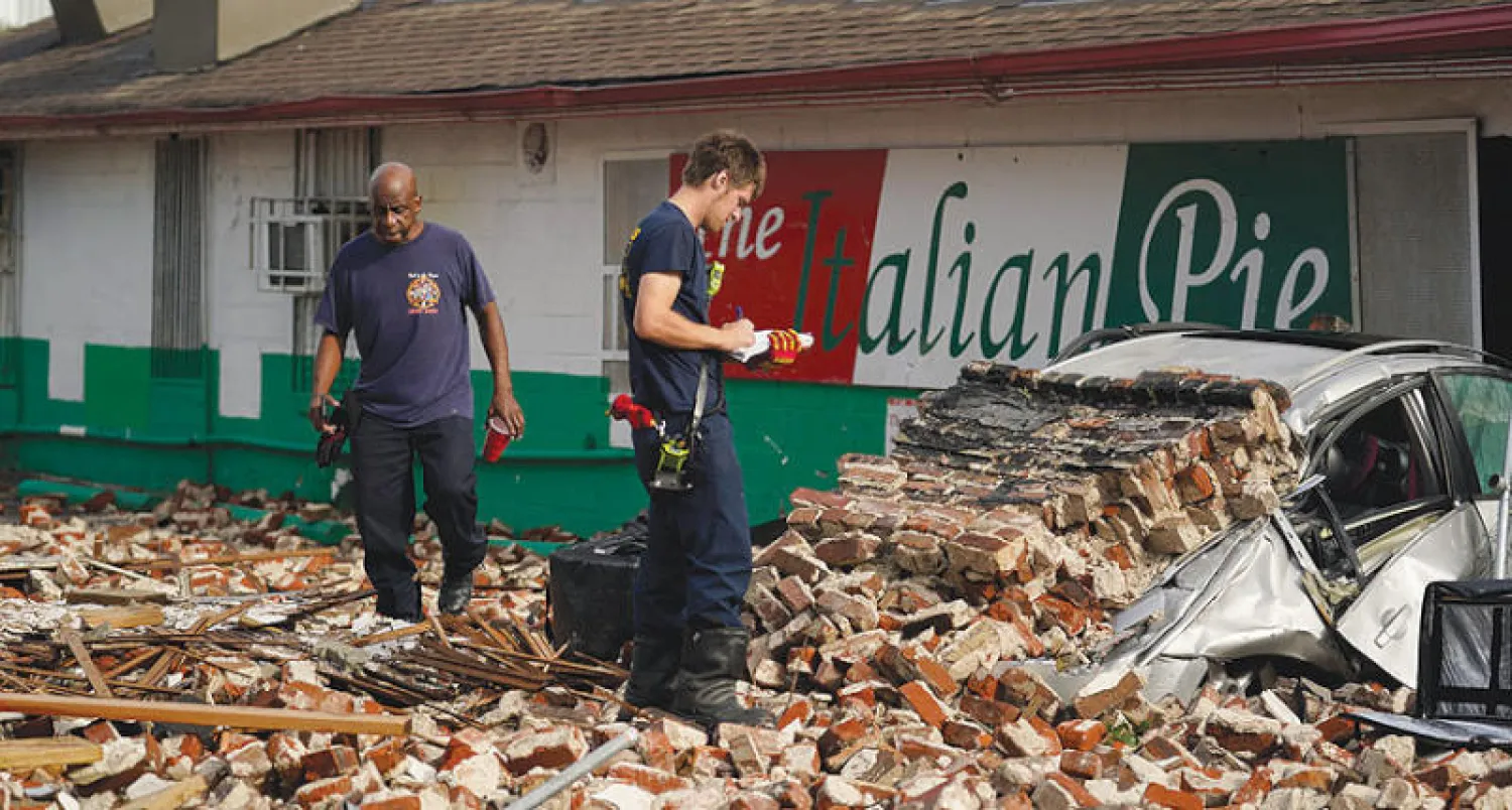 أعلن البيت الأبيض أن حزمة المساعدات ستشمل منحاً للإسكان المؤقت وإصلاح المنازل وقروضاً منخفضة الفائدة لتغطية خسائر الممتلكات (أ.ب)