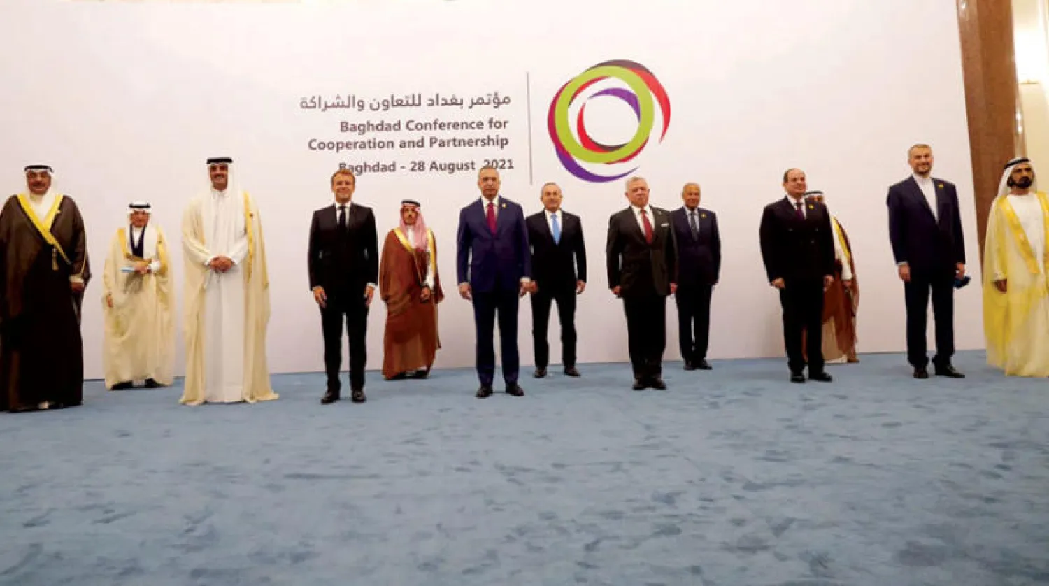 وزير الخارجية الإيراني خرق البروتوكول الدبلوماسي خلال صورة جماعية لرؤساء وقادة وممثلي الدول المشاركة بانتقاله للصف الأول المخصص للقادة في قمة «التعاون والشراكة» في بغداد السبت (أ.ف.ب)