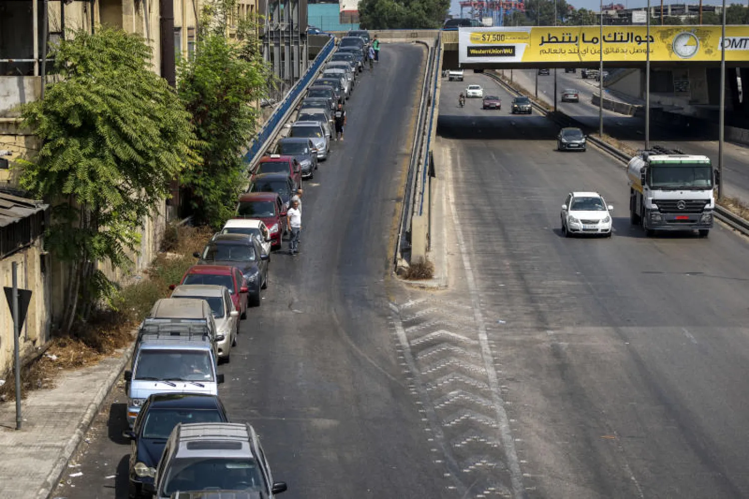 طابور من السيارات ينتظر أمام محطة بنزين في بيروت حيث تواجه البلاد أزمة في الوقود (أ.ب)