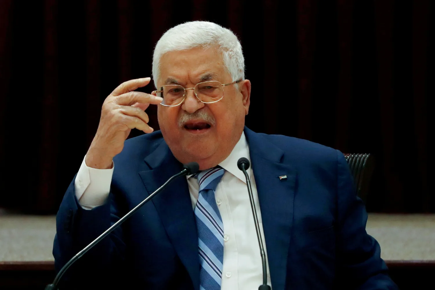 President Mahmoud Abbas gestures during a meeting in Ramallah, in the Israeli-occupied West Bank August 18, 2020. REUTERS/Mohamad Torokman/Pool