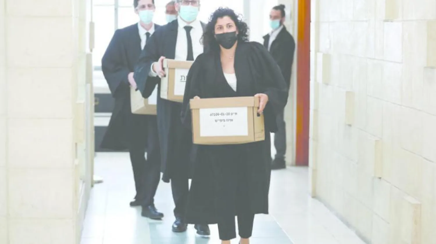 Binyamin Netanyahu’ya açılan yolsuzluk davalarının dosyalarını taşıyan Kudüs Bölge Mahkemesi Savcılığı’ndan avukatlar. (AP)