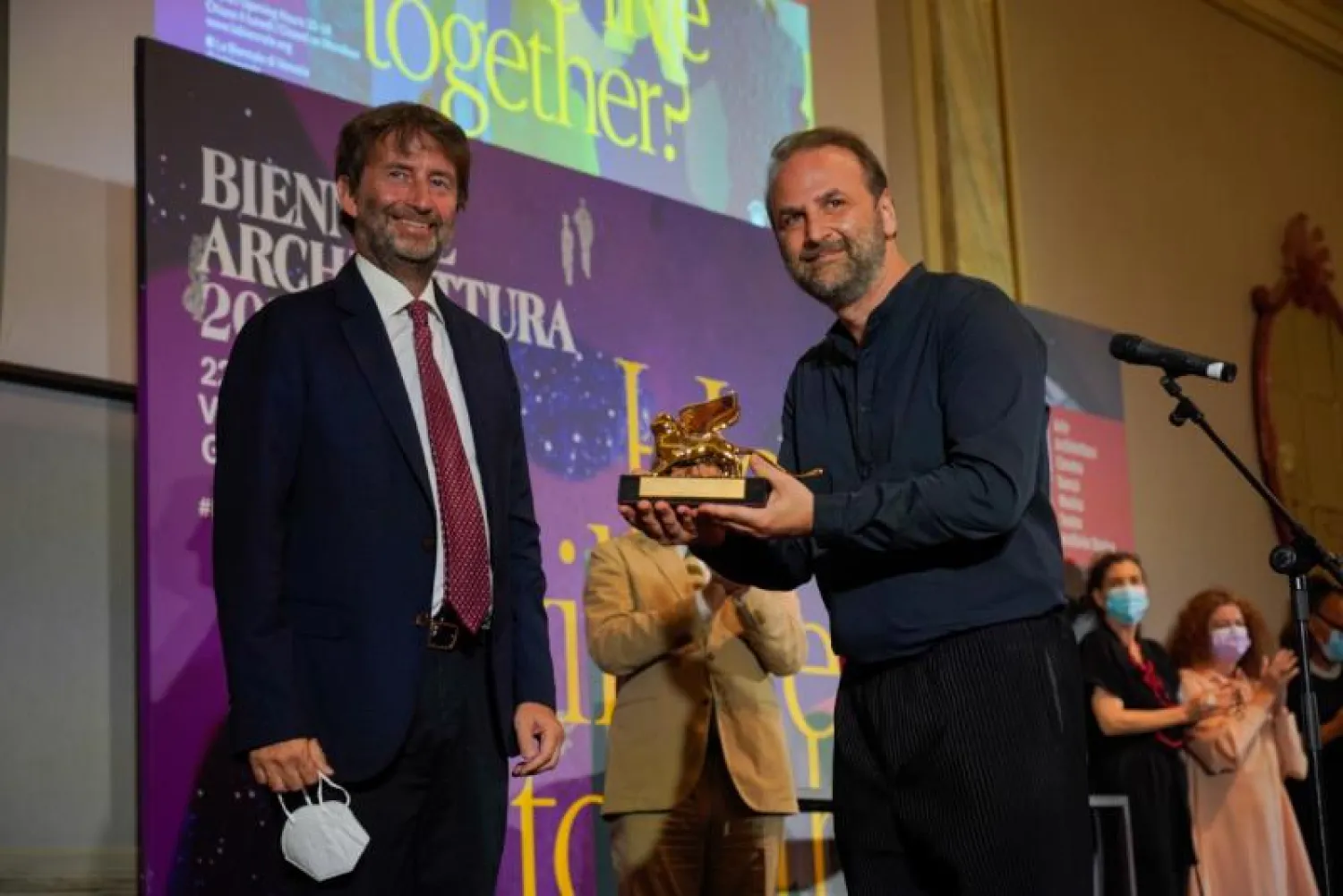 وزير التراث الثقافي الإيطالي داريو فرانشيني ووائل الأعور من الجناح الوطني الإماراتي (الشرق الأوسط)