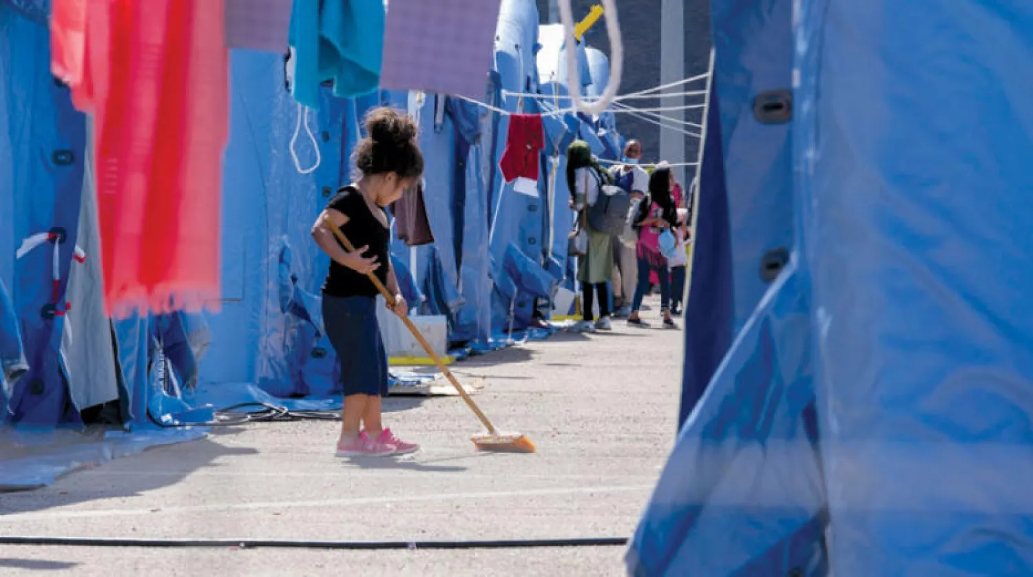 في مخيم للاجئين الأفغان بوسط إيطاليا أمس (أ.ب)