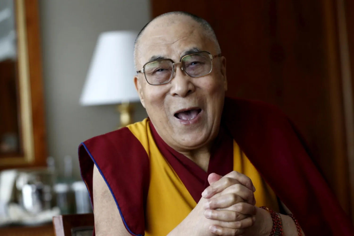 Dalai Lama, manastır yaşantısında bahçıvanlık ve saat tamiri ile uğraşıyor. (Reuters)