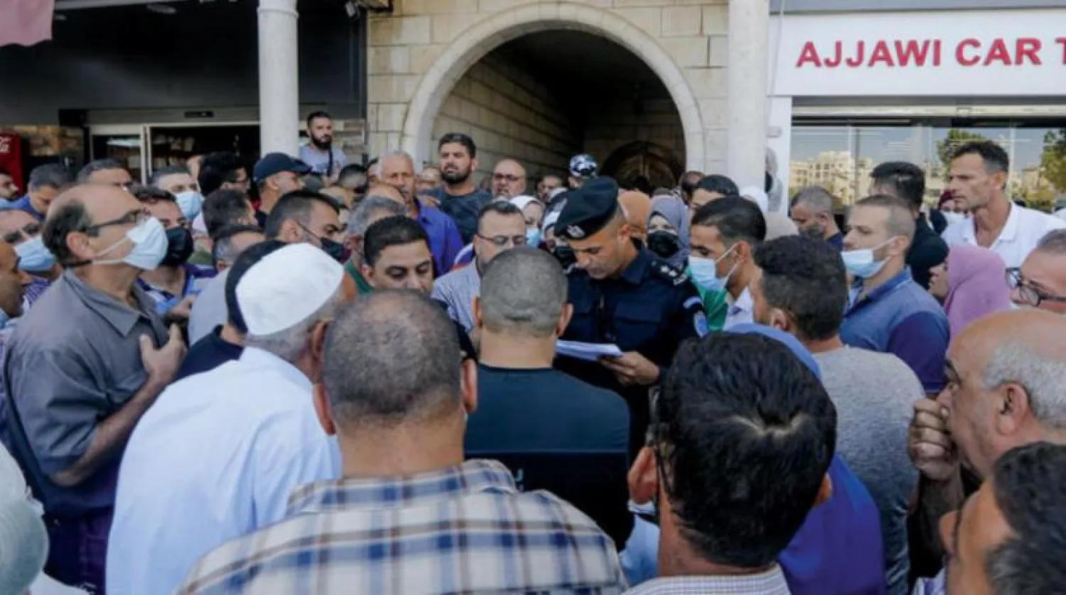 Aile birleşimi kararının ardından, verileri güncellemek için Ramallah’ta Şehir İşleri Kurumu önünde oluşan büyük kalabalık (WAFA)