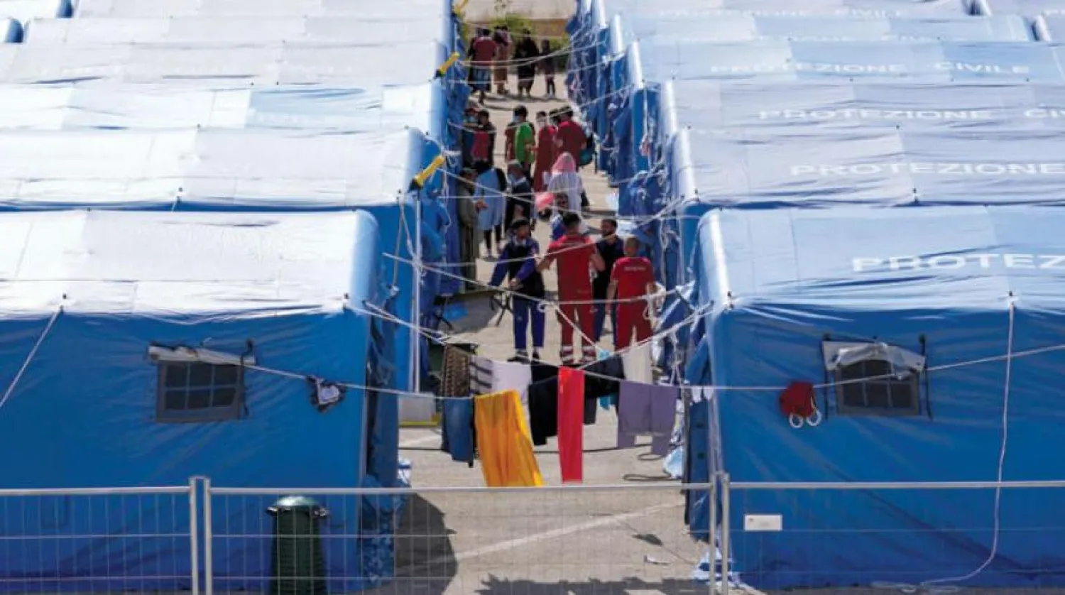 İtalya’nın orta kesimindeki Avezzano’da Kızıl Haç tarafından yönetilen mülteci kampındaki Afganlar. (AP)