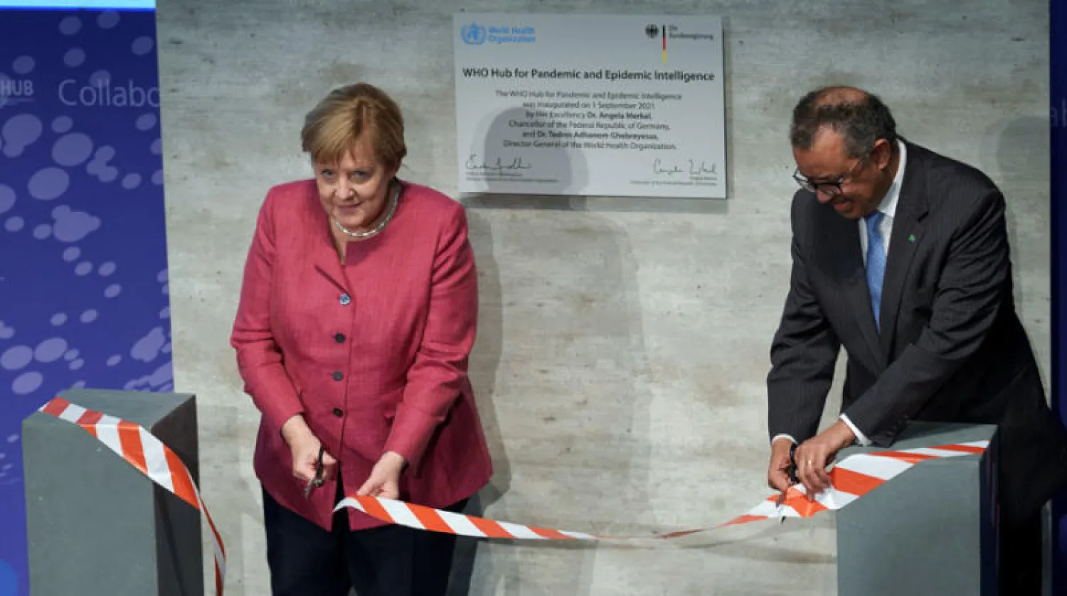 غيبريسوس وميركل يدشّنان مركزاً لنظام إنذار مبكر للجوائح في برلين أمس (رويترز)