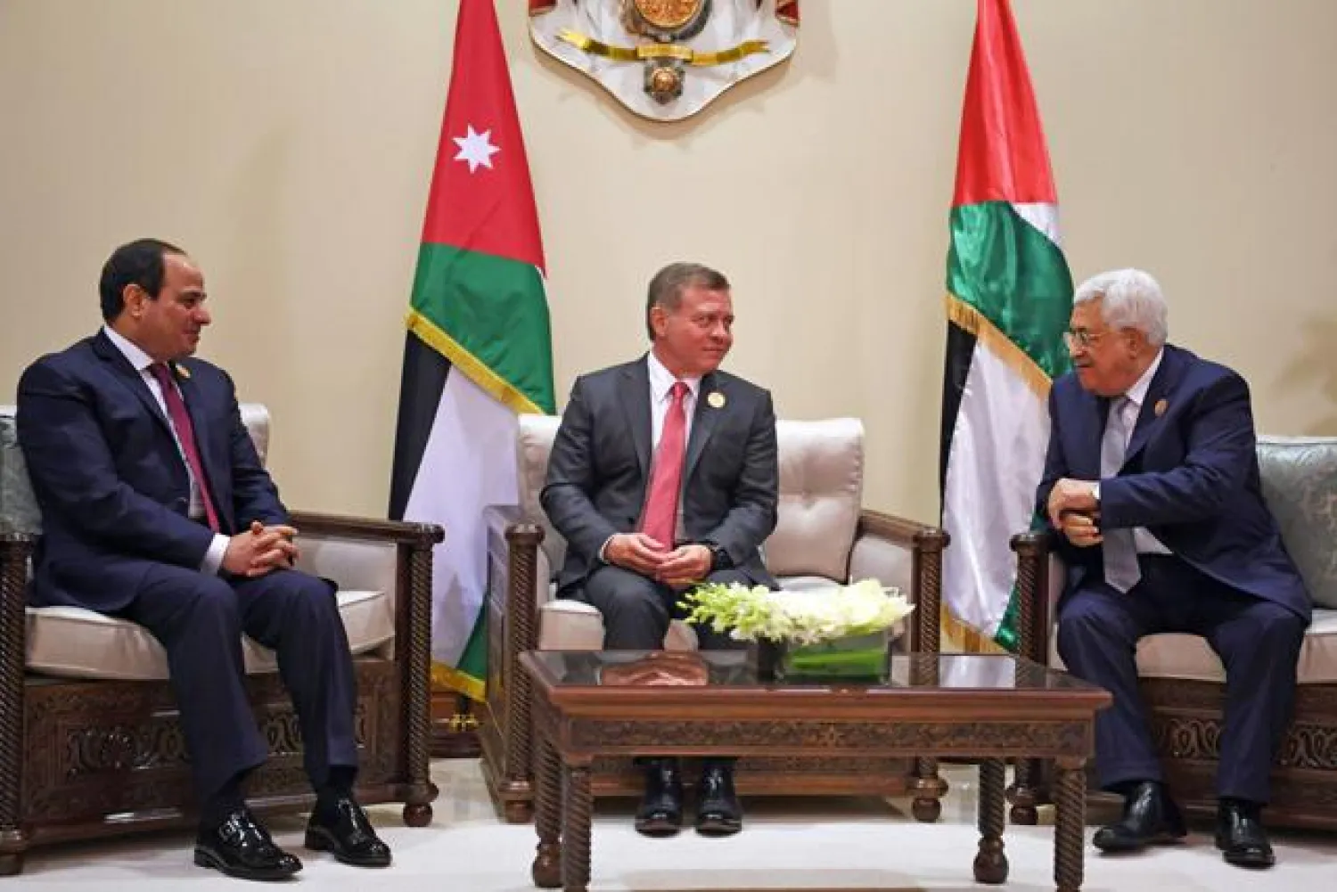 Jordanian King Abdullah meets with Egyptian President Abdel Fattah Al Sisi and Palestinian President Mahmoud Abbas on the sidelines of the Arab summit at the Dead Sea in 2017 (AFP photo)