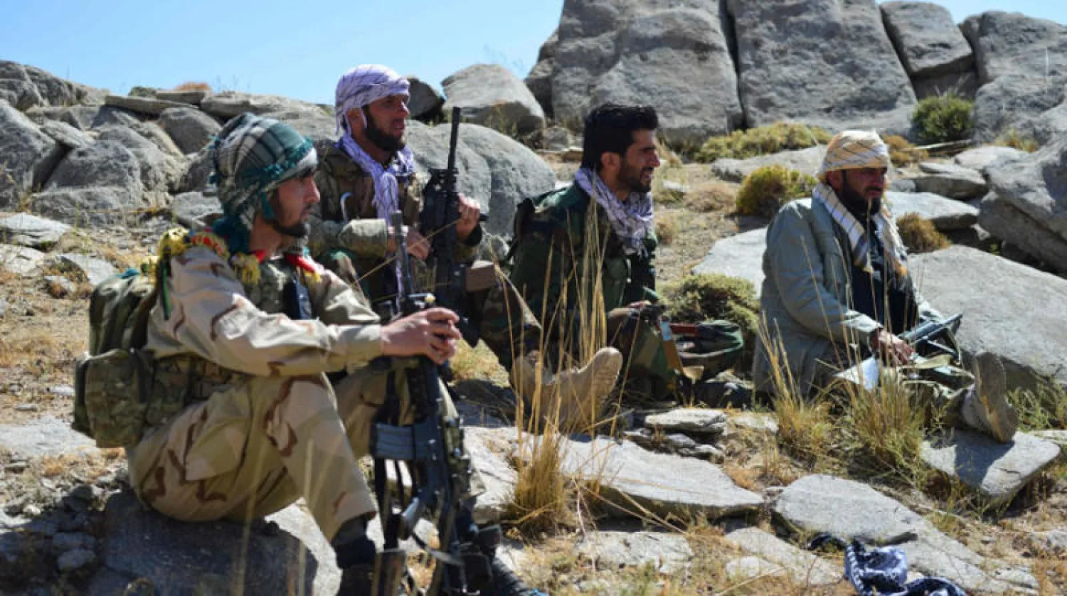مقاتلون معارضون لـ«طالبان» عند سفح جبل بوادي بنجشير أمس (أ.ف.ب)