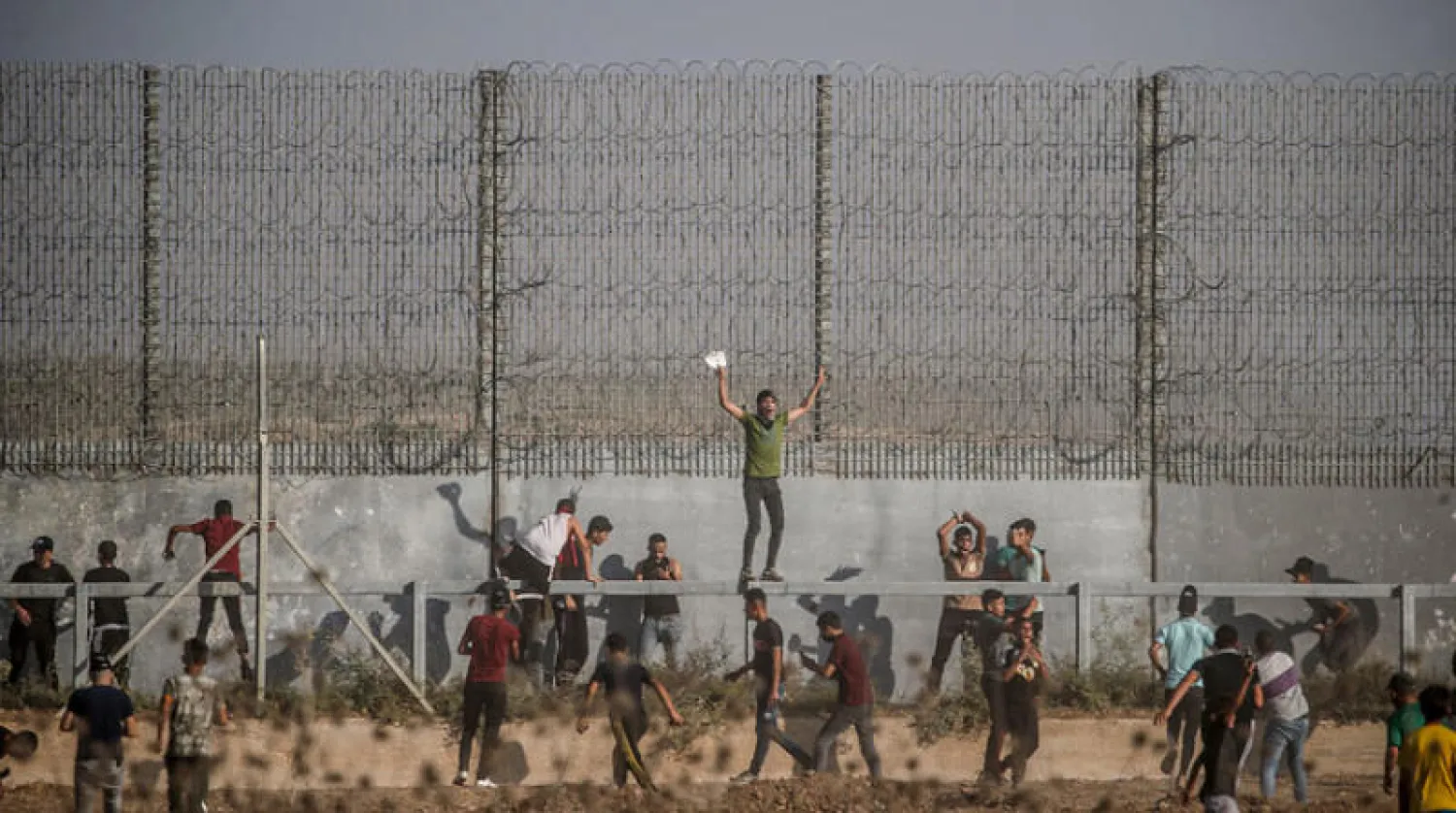 احتجاجات فلسطينية قرب السياج بين غزة واسرائيل في أغسطس والتي أصيب خلالها القناص الإسرائيلي (إ.ب.أ)