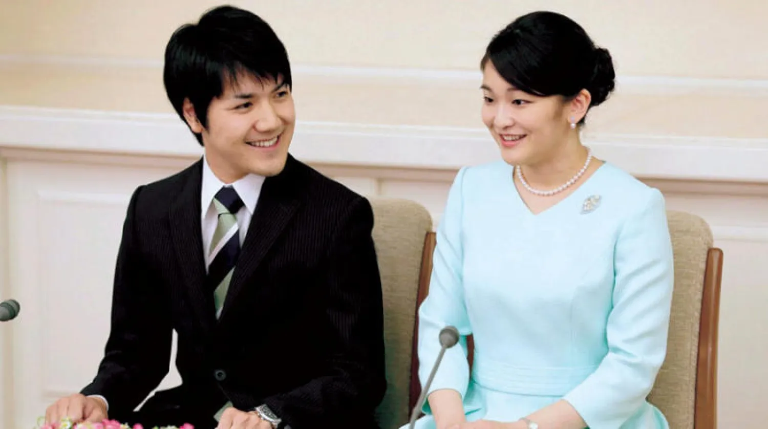 الأميرة ماكو مع خطيبها (أ.ب)