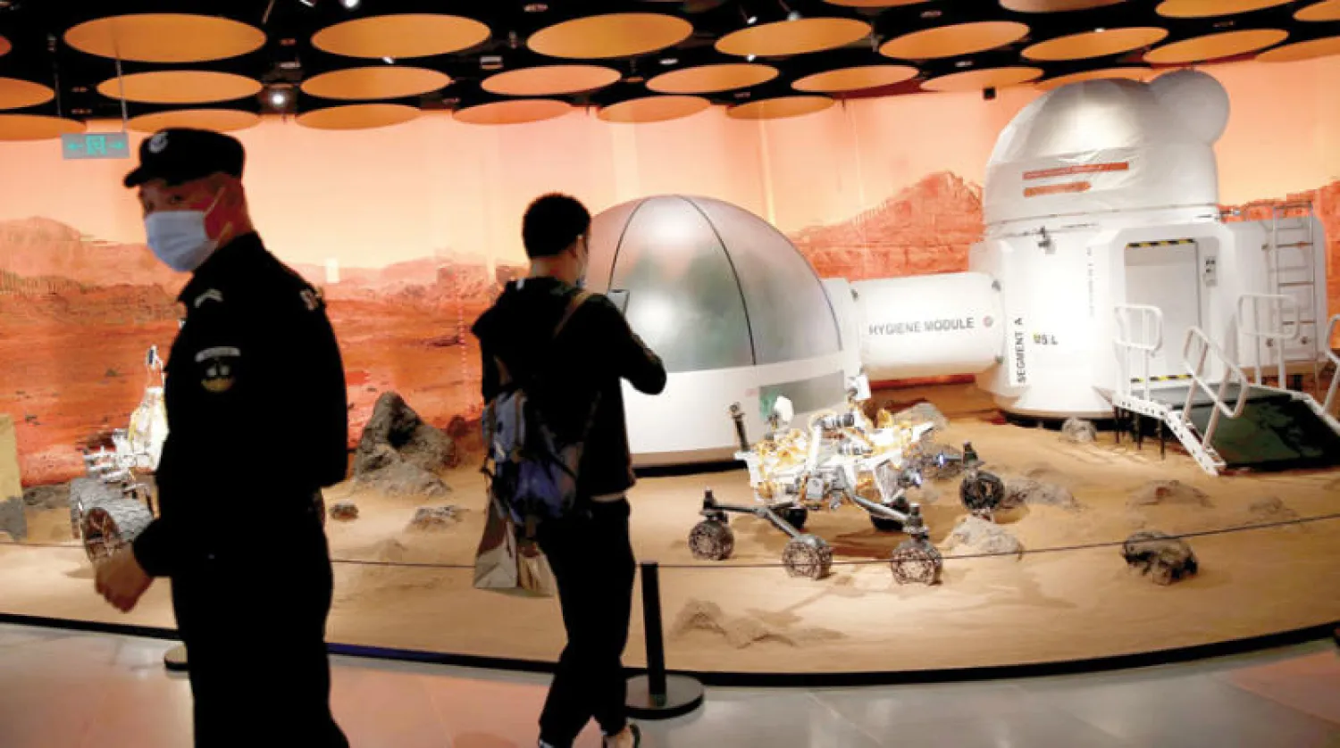 نماذج لقاعدة المريخ وعربة «روفر» معروضة في بكين (رويترز)