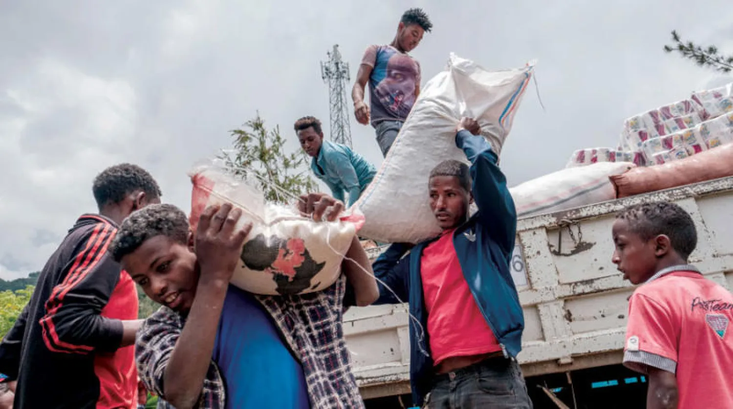 وكالات دولية تتهم جبهة تحرير تغراي بنهب المساعدات.. وفي الصورة مدنيون يتلقون مساعدات من اهالي مدينة ديسي شمال إثيوبيا (أ.ف.ب)