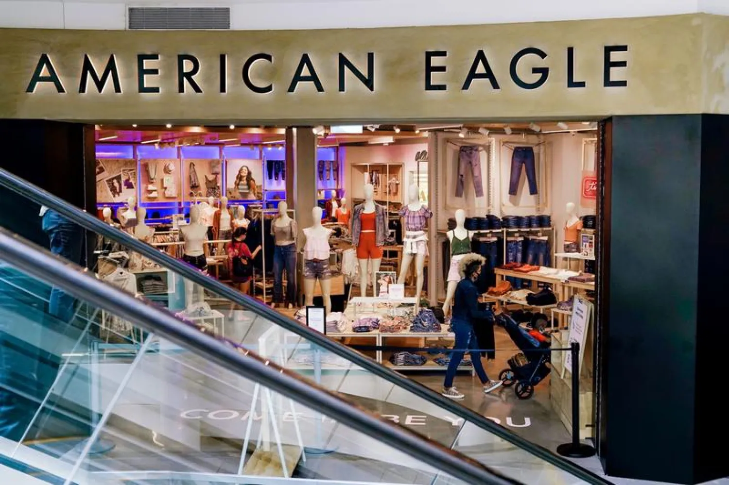 American Eagle Outfitters Inc’s quarterly revenue missed estimates as its online sales took a hit from shoppers returning to physical stores. (Reuters)