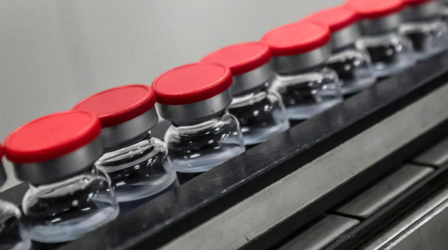 جرعات من لقاح سينوفاك الصيني تم تصنيعها في القاهرة (أ.ف.ب)