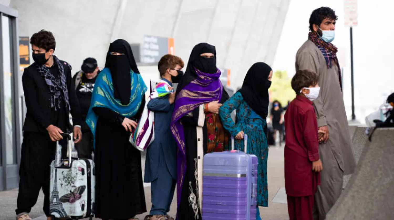 لاجئون أفغان بعد وصولهم إلى مطار واشنطن دلاس في فيرجينيا الأسبوع الماضي (إ.ب.أ)