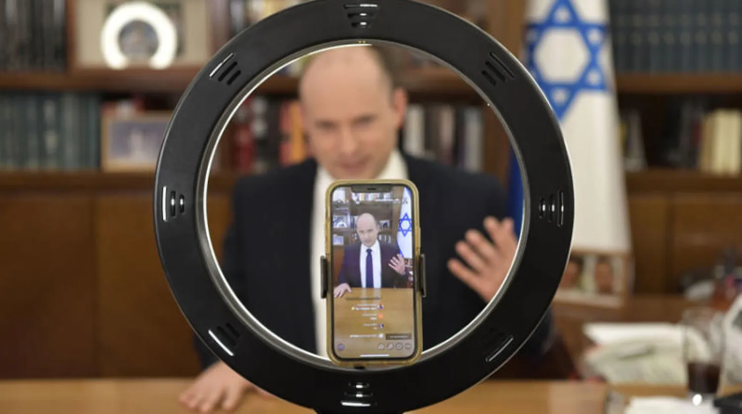 رئيس الوزراء الإسرائيلي نفتالي بنيت يتحدث إلى تلاميذ من خلال حسابه على «تيك توك» (د.ب.أ)
