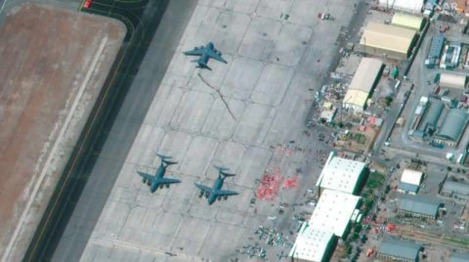 صور من الأقمار الصناعية وفرتها شركة ماكسار تيكنولوجيز تُظهر عمليات الإجلاء على متن طائرات عسكرية في مطار حامد كرزاي أمس (أ.ب)
