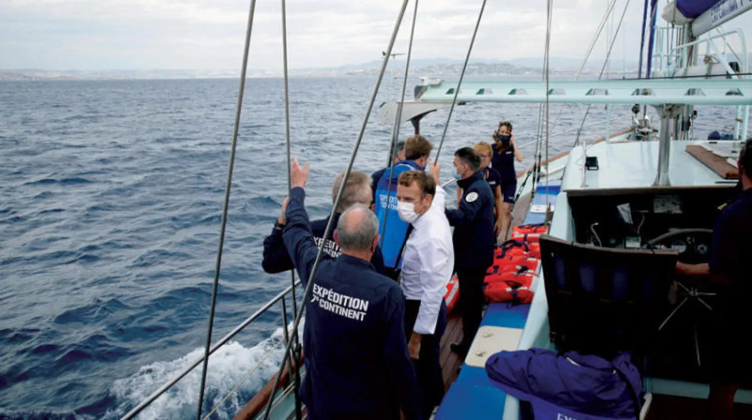 الرئيس الفرنسي إيمانويل ماكرون يتحدث إلى طاقم السفينة «سفن كونتيننت» بمناسبة المؤتمر الدولي للحفاظ على الطبيعة (أ.ف.ب)