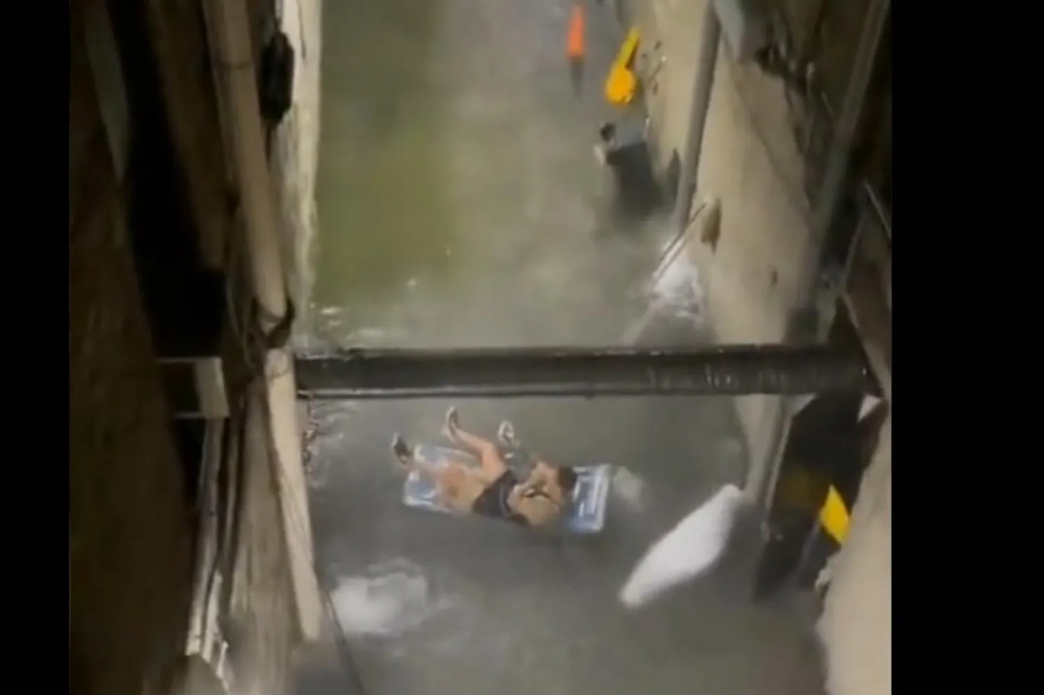 Ulusal Hava Durumu Servisi'ne göre 2 Eylül’de New York'taki Central Park bir saat içinde 8 cm yağış aldı (Twitter/Barstool Sports)

