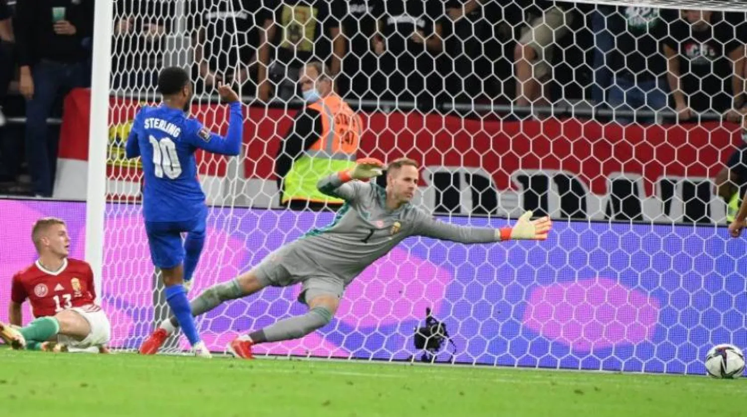 Raheem Sterling, Macaristan kalesine gol attı (AFP)