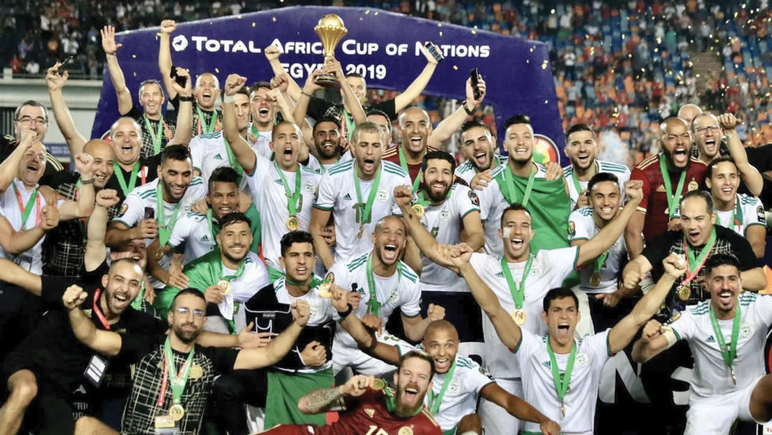 Pierre René-Worms, FRANCE 24 | Algerian players lift the AFCON trophy
