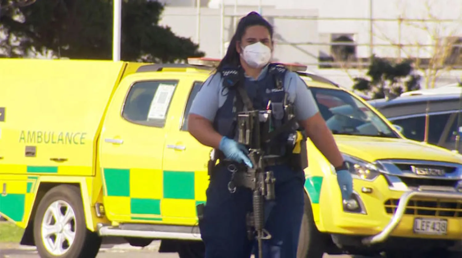 استنفار أمني في موقع حادث الطعن الإرهابي في ويلينغتون أمس (أ.ف.ب)