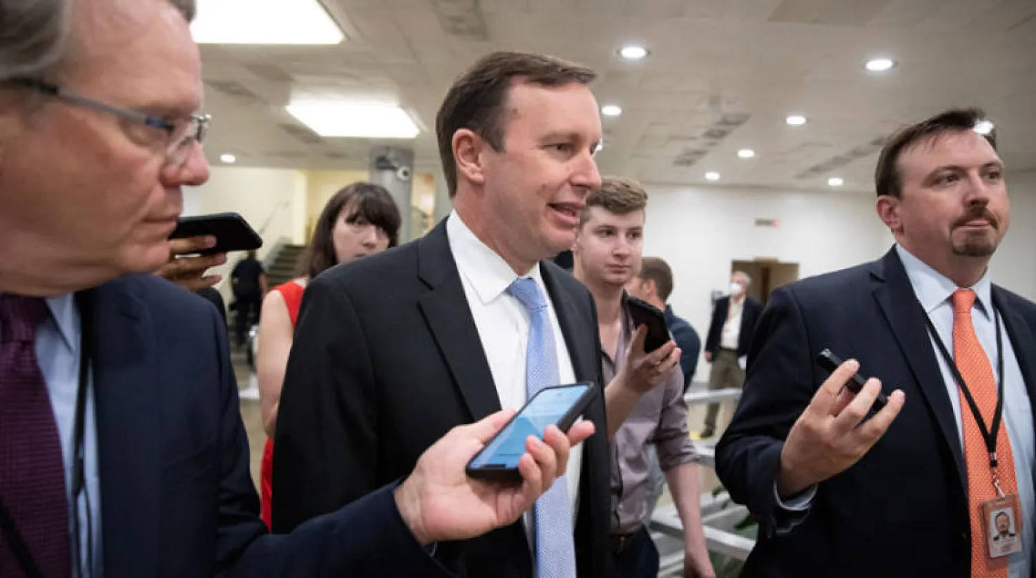 كريس مورفي (وسط) يتحدث إلى وسائل الإعلام في لقاء سابق في واشنطن (إ.ب.أ)