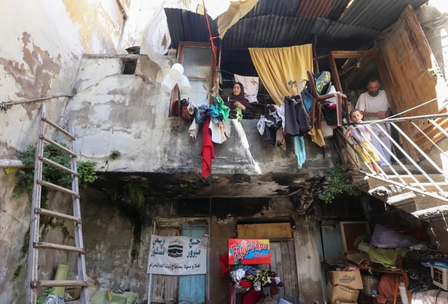 أسرة فقيرة في شمال لبنان (أرشيف - رويترز)