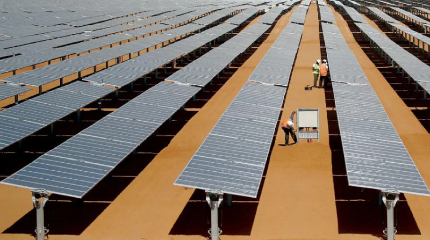 محطة «بنبان» للطاقة الشمسية الرابعة عالمياً في الحجم بجنوب مدينة أسوان في صعيد مصر (رويترز)