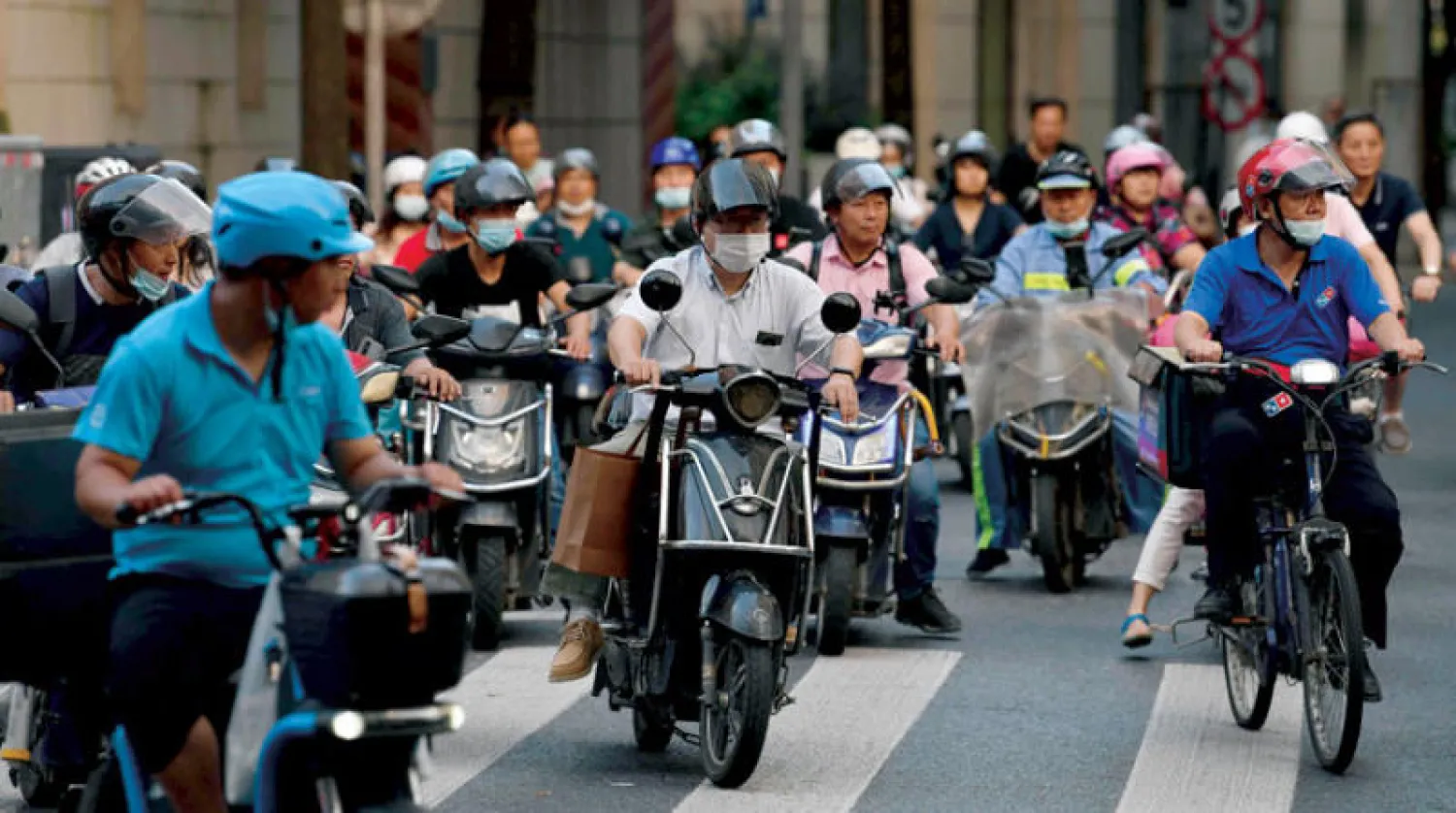 يراهن مصرفيون ومؤسسات صينية على الطبقات الوسطى لدعم خطط «الرخاء المشترك» (أ.ف.ب)