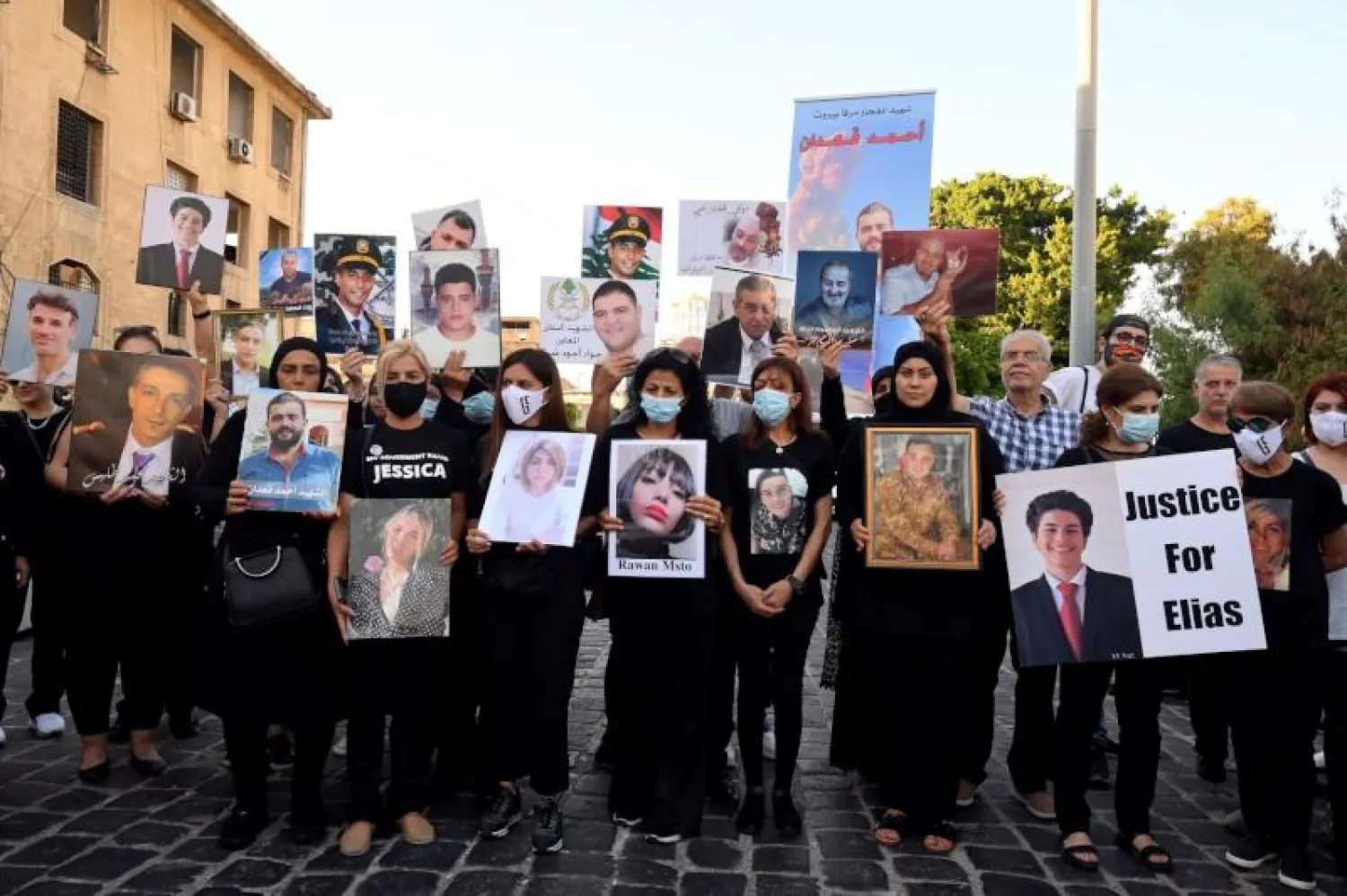 بعض أهالي ضحايا انفجار مرفأ بيروت في وقفتهم الاحتجاجية (إ.ب.أ)