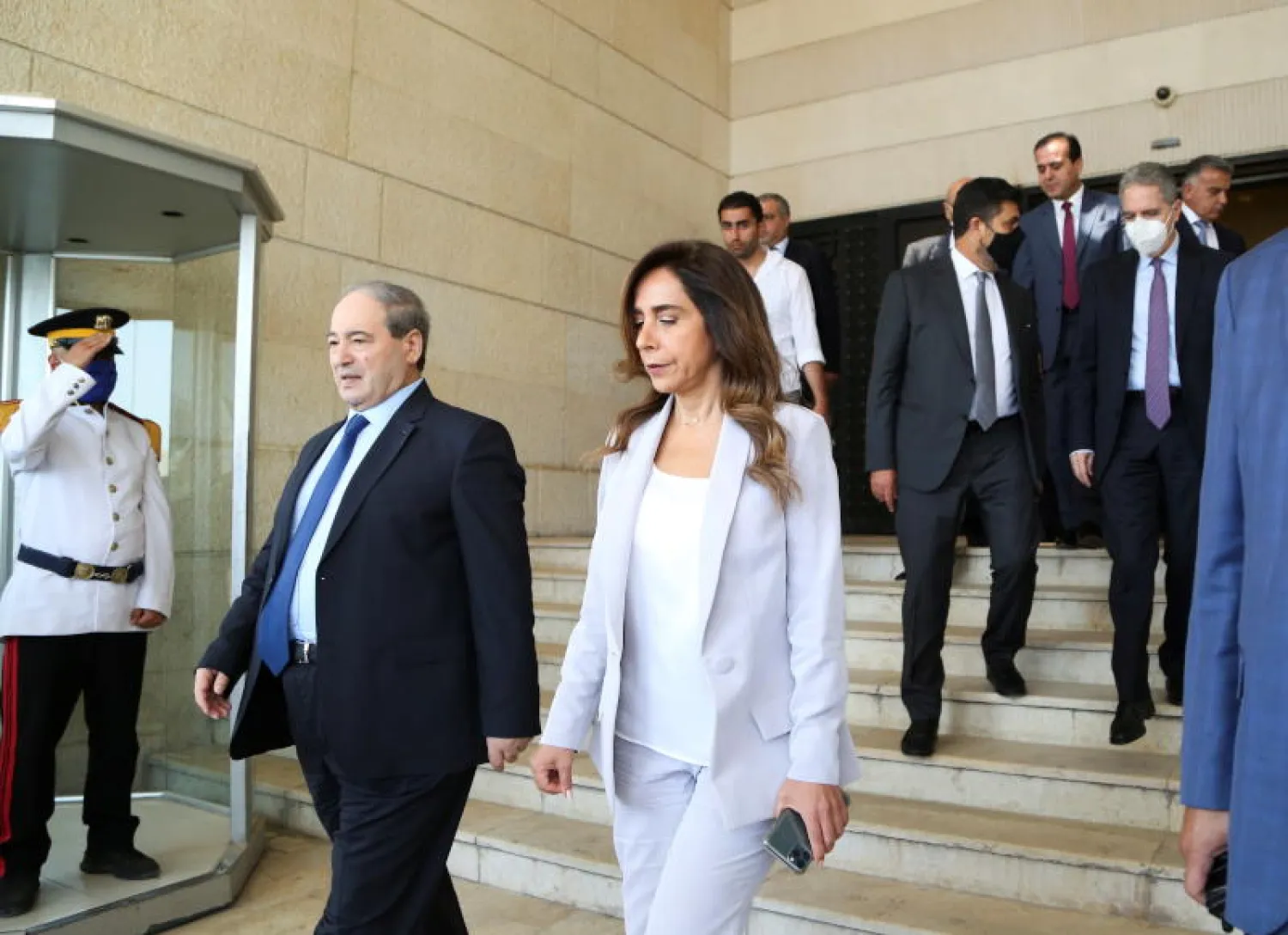 الوزيرة في حكومة تصريف الأعمال اللبنانية زينة عكر تمشي الى جانب وزير الخارجية السوري فيصل المقداد (رويترز)