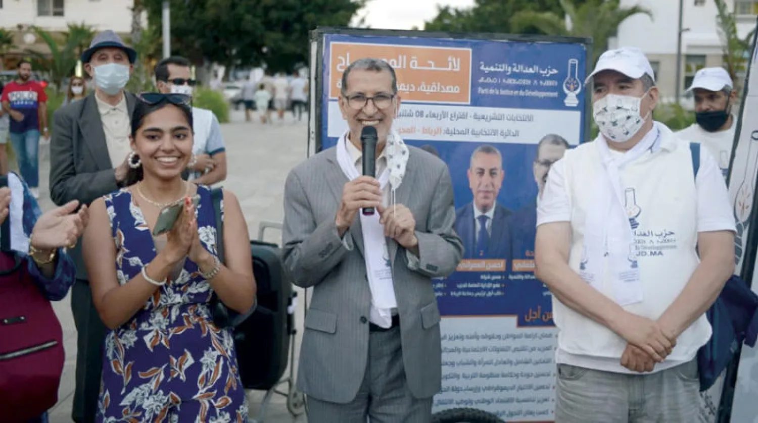 العثماني رئيس الحكومة المغربية خلال جولة انتخابية في الرباط أمس (موقع حزب العدالة والتنمية)