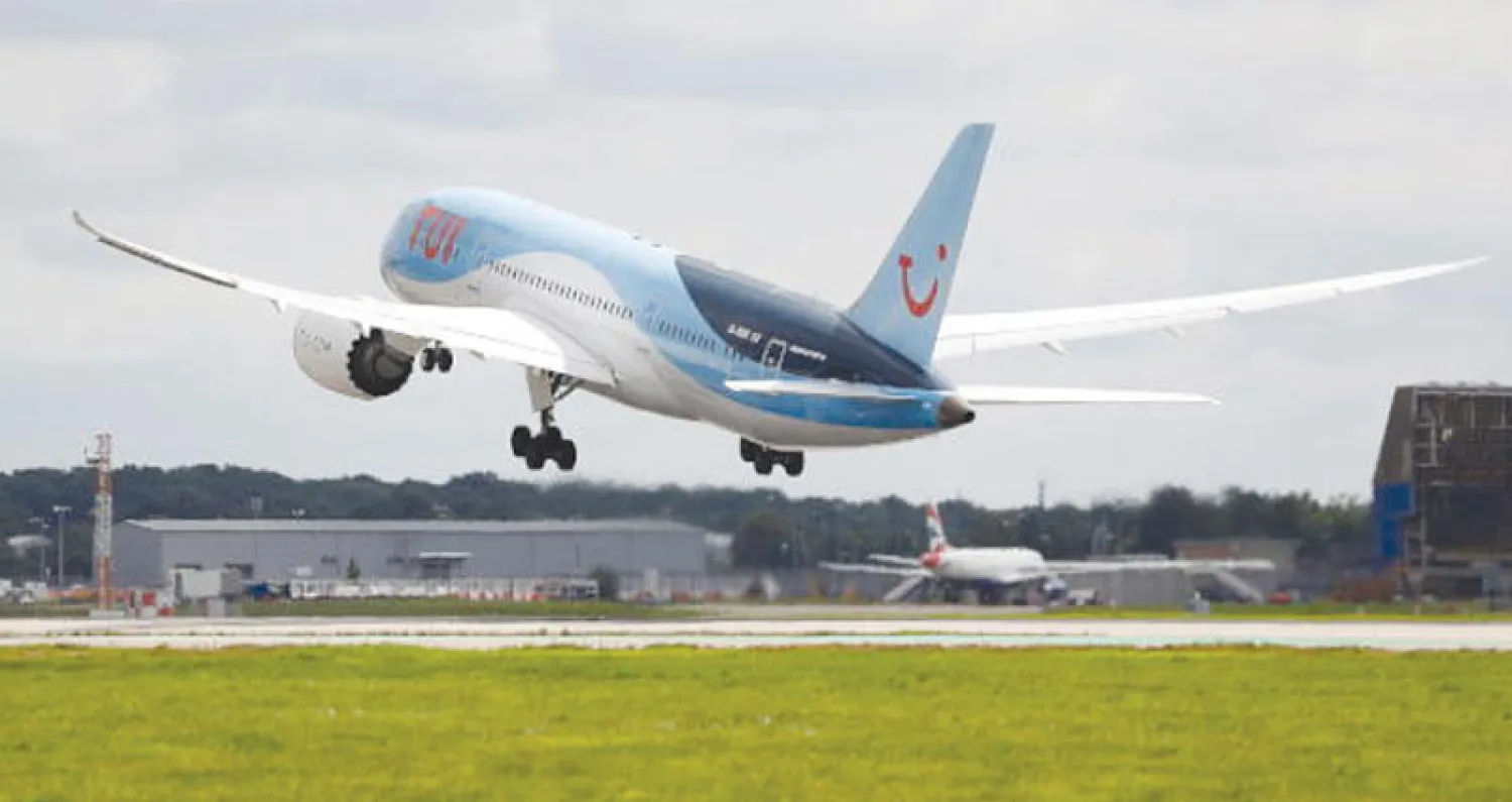 طائرة بوينغ 787 تابعة لإحدى شركات السفر تقلع من مدرج مطار جاتوي البريطاني (رويترز)