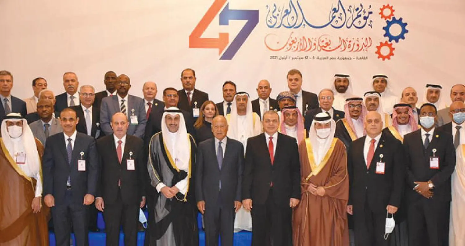 الأمين العام لجامعة الدول العربية يتوسط المسؤولين العرب خلال مؤتمر العمل العربي المنعقد حالياً في القاهرة (الشرق الأوسط)