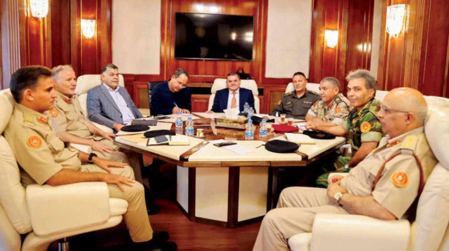 صورة وزعها مكتب رئيس حكومة الوحدة الليبية لاجتماعه بكبار مساعديه العسكريين في طرابلس