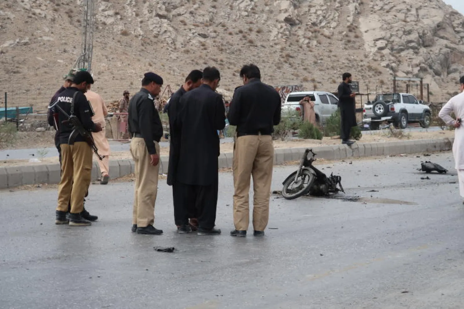 عناصر من الشرطة الباكستانية في موقع التفجير الانتحاري في كويتا جنوب غرب البلاد (إ.ب.أ)