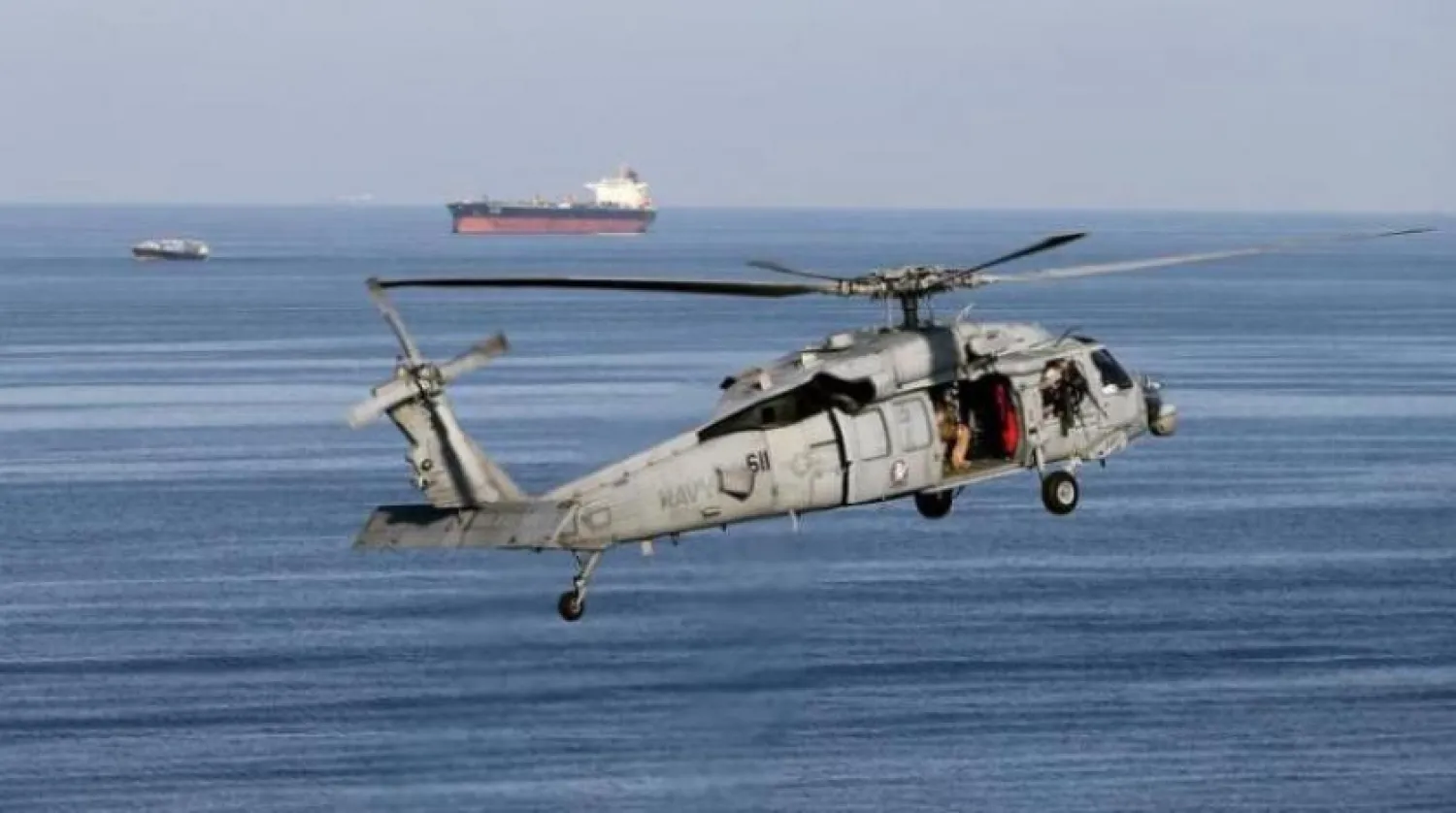 ABD donanmasına ait bir helikopter deniz üzerinde uçuyor (Arşiv-Reuters)