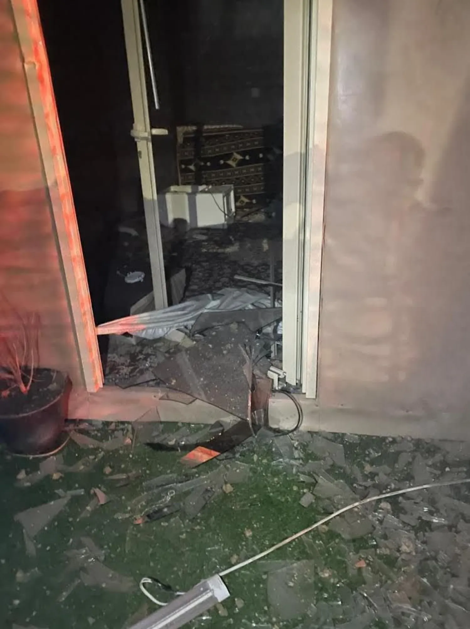 تضرر منازل جراء تناثر شظايا الصاروخ الباليستي على حي بالدمام