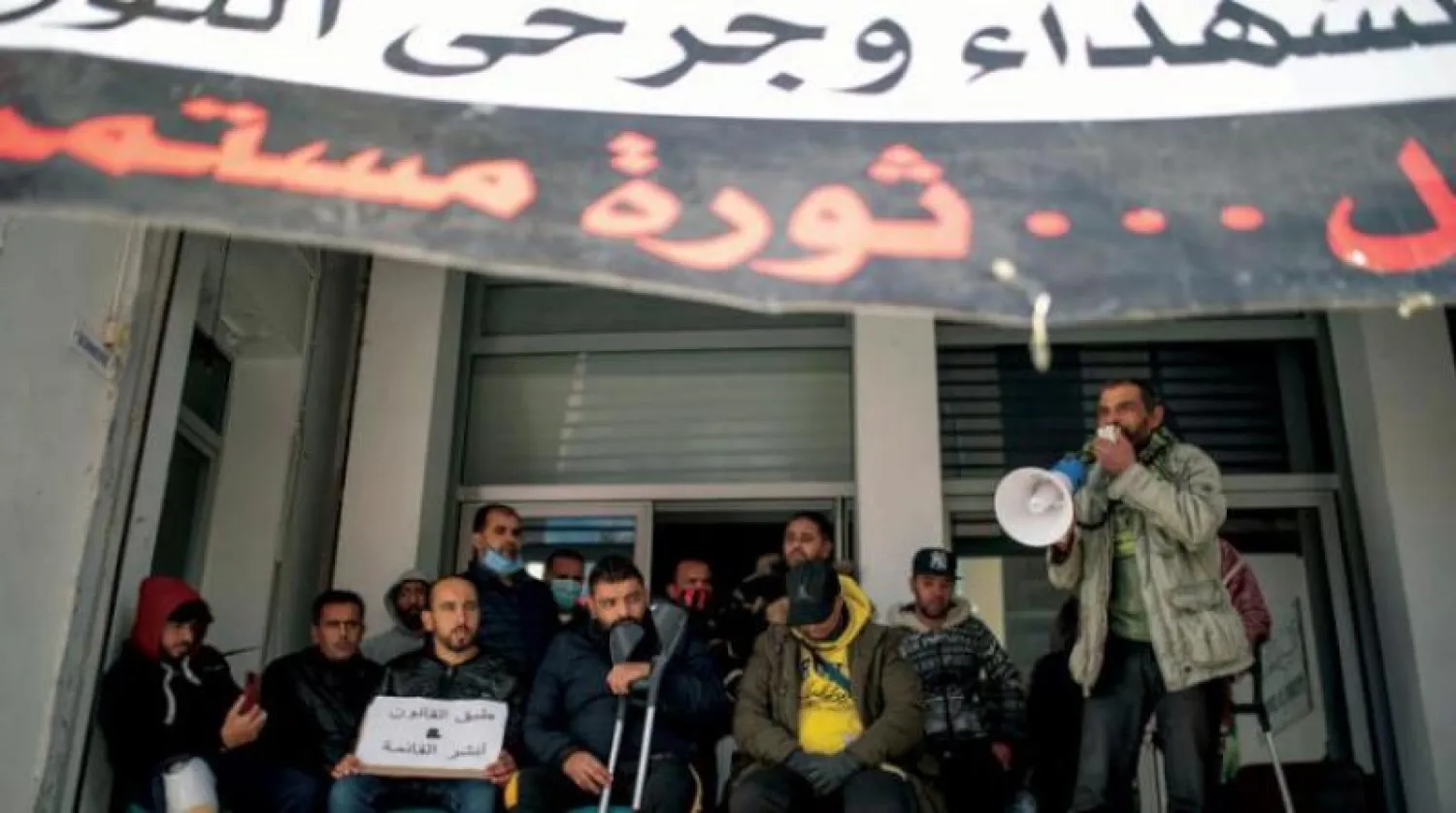 من احتجاجات ضحايا «ثورة الياسمين» للمطالبة بنشر قائمة بأسمائهم وسط العاصمة (أرشيفية - أ.ب)