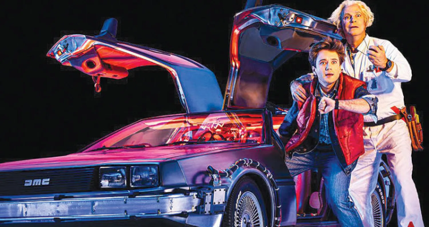 أولي دوبسون في دور مارتي ماكفلي وروجر بارت في دور دوك براون  في المسرحية الموسيقية «العودة إلى المستقبل» في مسرح أديلفي في لندن