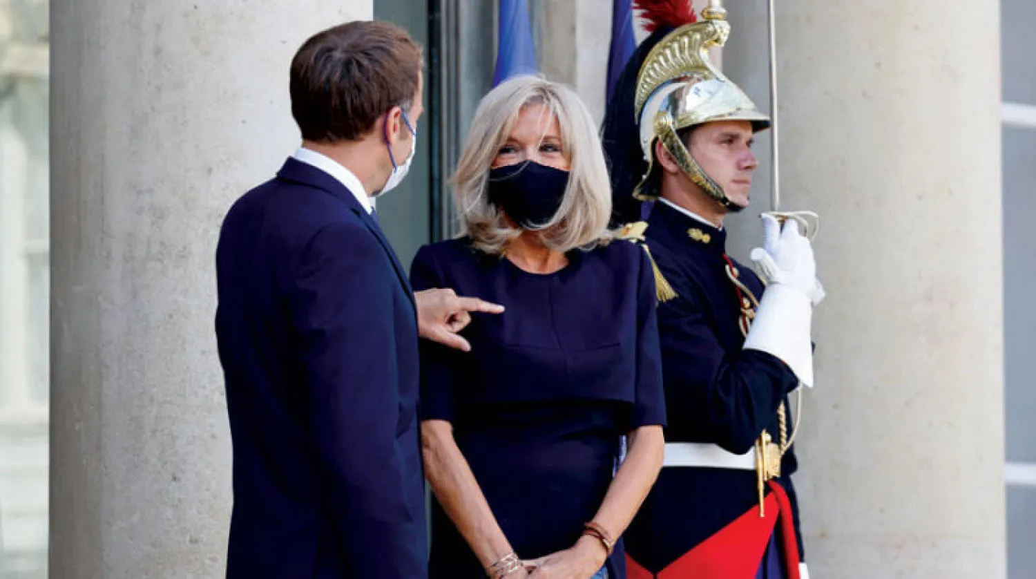 مصلحة ماكرون السياسية تكمن في تأخير إعلان ترشحه حيث يحتفظ لأطول وقت ممكن بثيابه الرئاسية قبل أن يتحول مجدداً إلى مرشح كبقية المرشحين (أ.ف.ب)