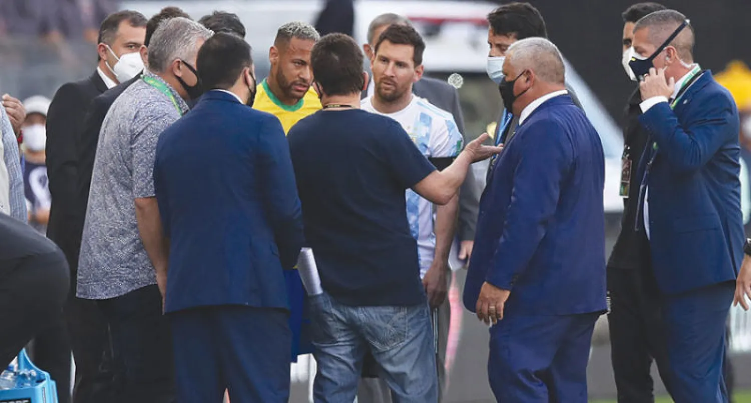 ممثلو السلطة الصحية في ساو باولو وجدال مع ميسي ونيمار قبل إعلان إلغاء المباراة (رويترز)