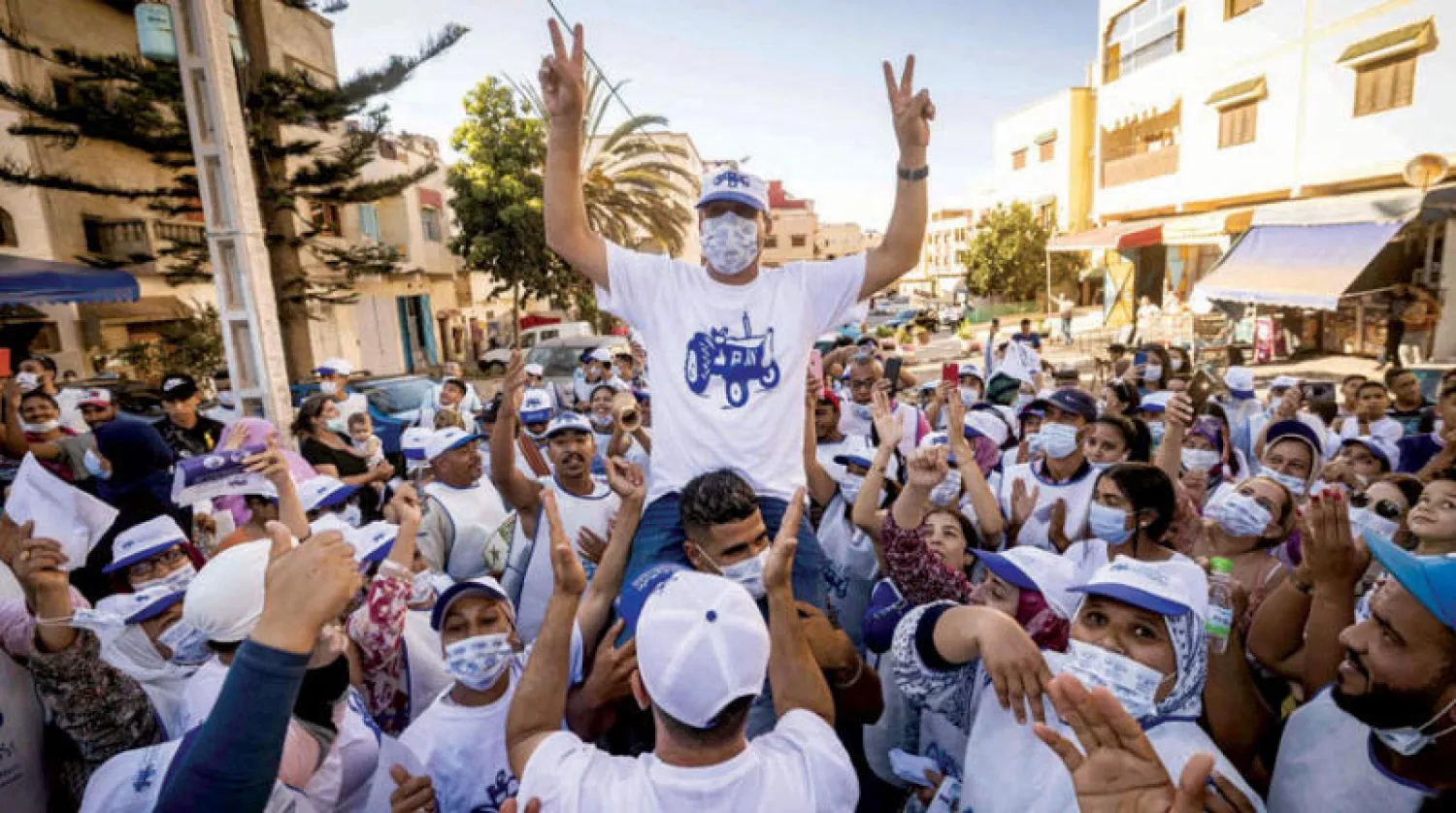 مؤيدون لحزب الأصالة والمعاصرة خلال حملة الحزب الانتخابية في العاصمة الرباط (أ.ف.ب)