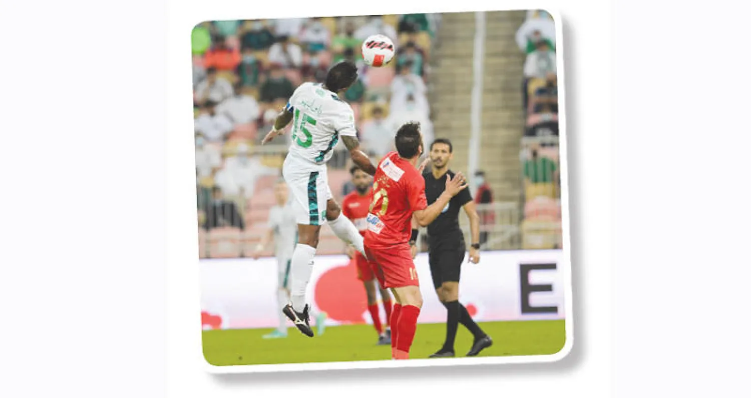 مباراة الأهلي وضمك شهدت جدلاً قانونياً  بسبب خطأ تحكيمي (الشرق الأوسط)