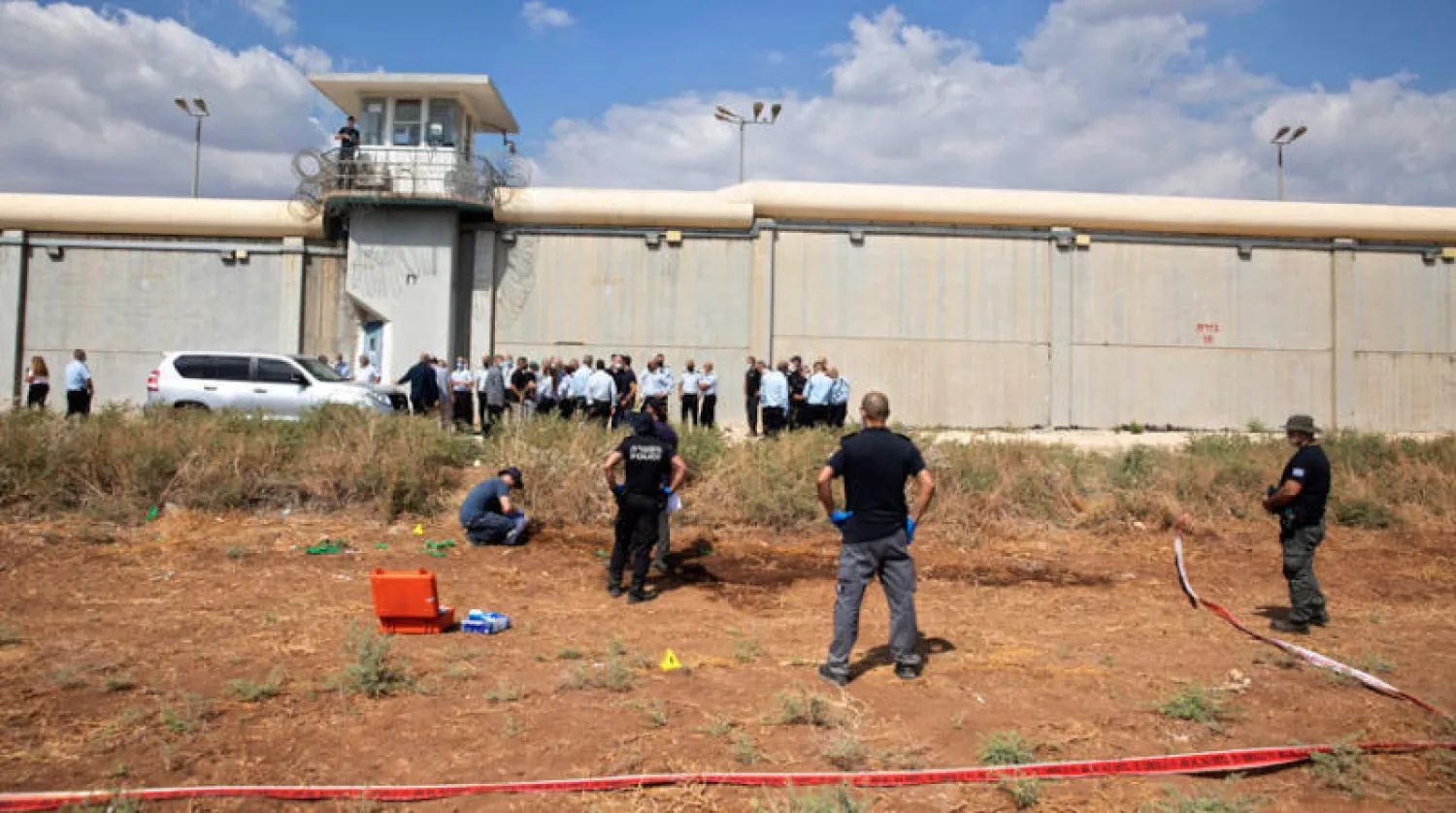 شرطيون وحراس يتفحصون سجن جلبوع من الخارج (أ.ب)